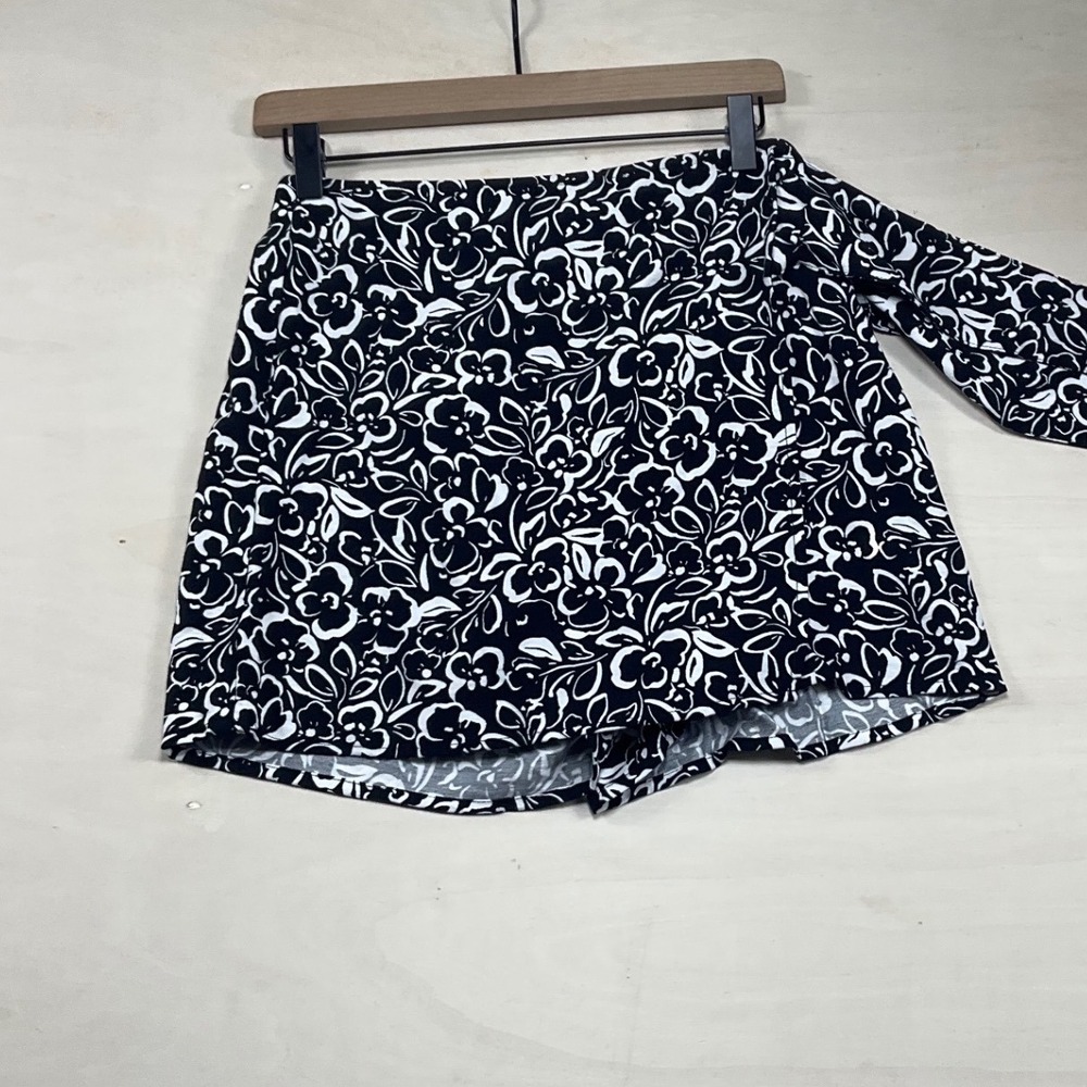 Loft Outlet Black White Floral Wrap Skort Size XS Side Tie Elastic Waist